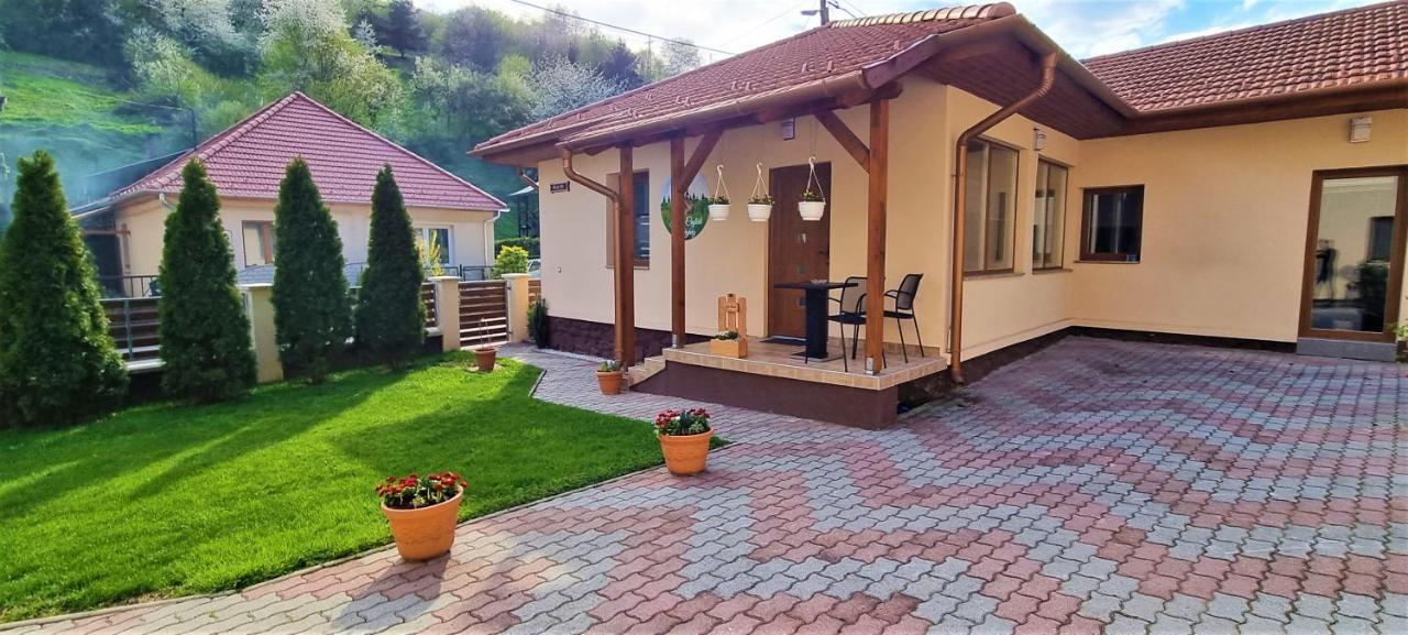 Hos-Cegledi Vendeghaz Miskolc -Oenallo Otthon, Mely Csak Az Oenoeke 外观 照片